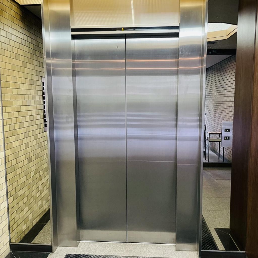 ロイヤルビルのエレベーター
