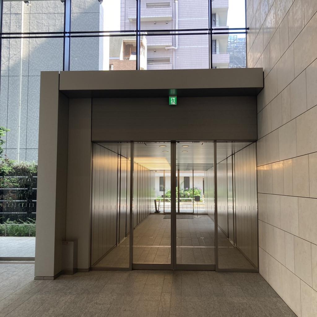 恵比寿ファーストスクエアのオフィスビル出入口