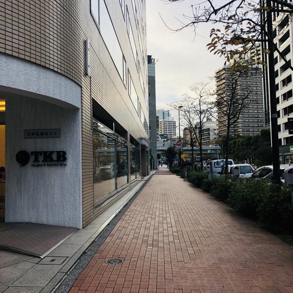 日本弘道会ビルのビル前面道路