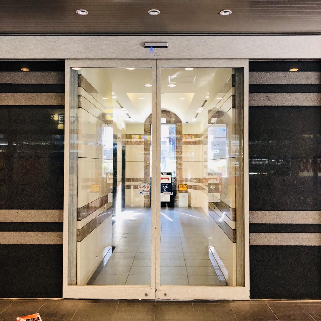 銀座ファーストビルのオフィスビル出入口
