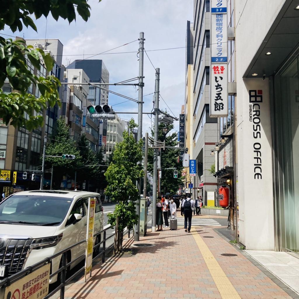 クロスオフィス新宿のビル前面道路