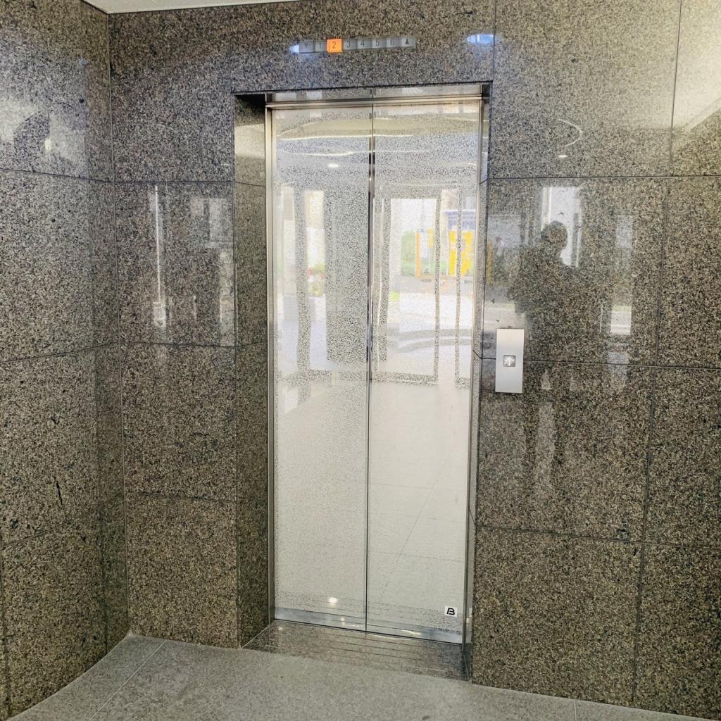 塔文社（トウブンシャ）ビルのエレベーター