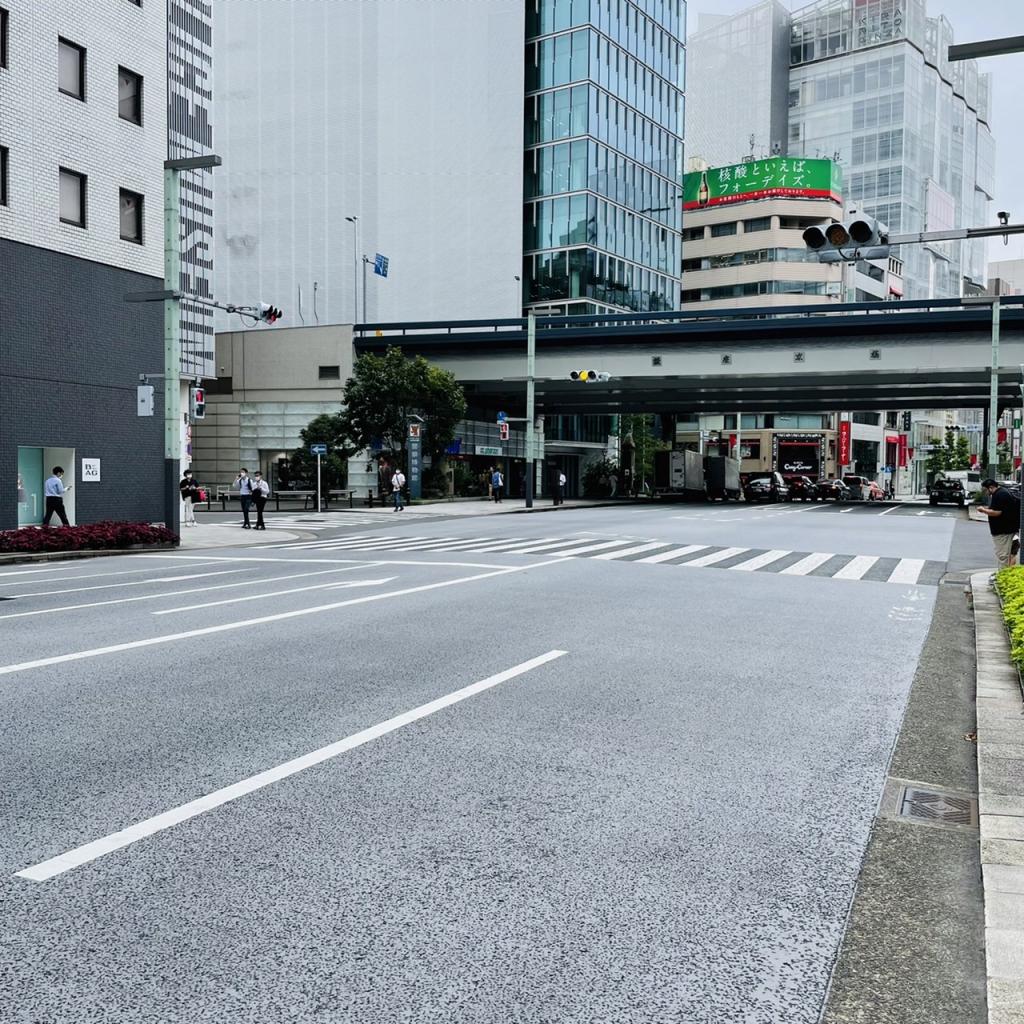 京橋伸和ビルのビル前面道路