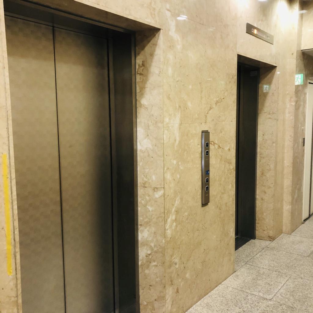 横浜野村證券ビルのエレベーター