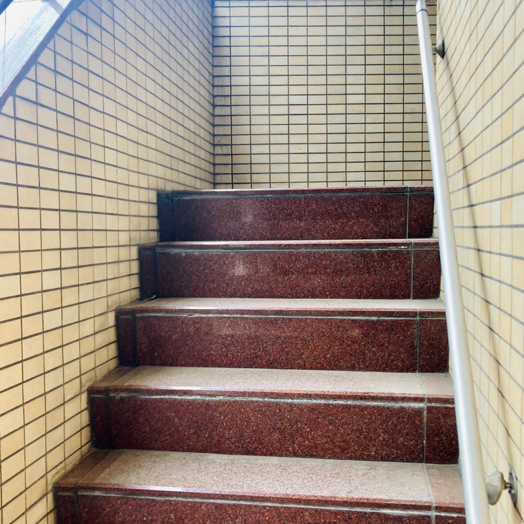 タイヨウビルの階段