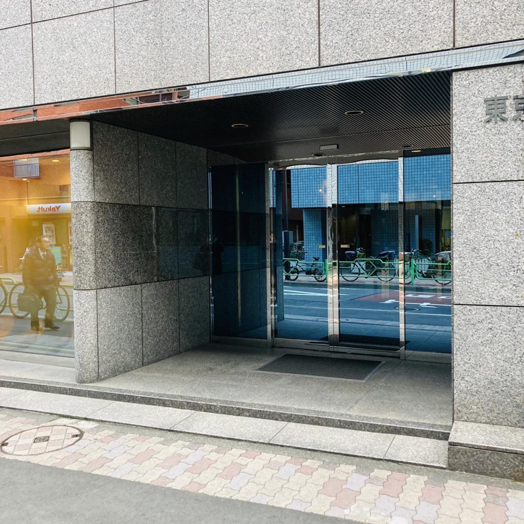 東京冷凍新川ビルのオフィスビル出入口