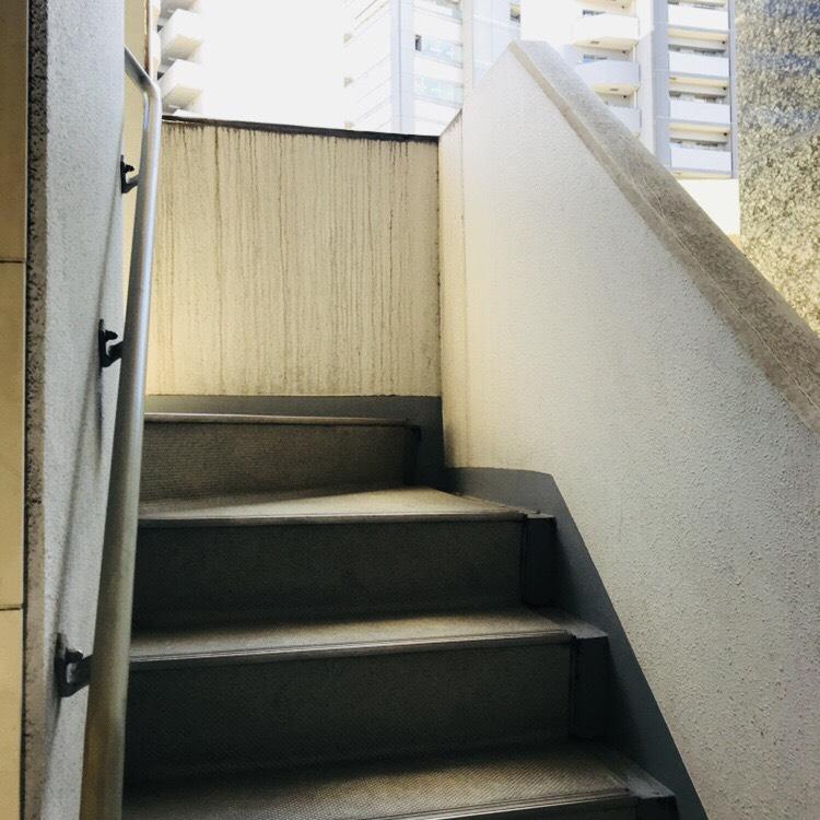ヴェルデ上野ビルの階段