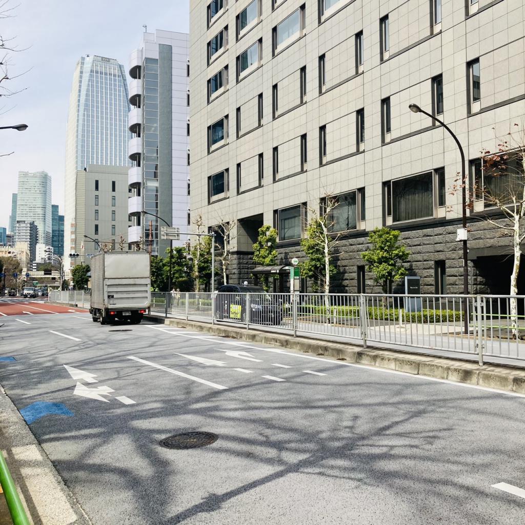 東京美術倶楽部ビルディングのビル前面道路