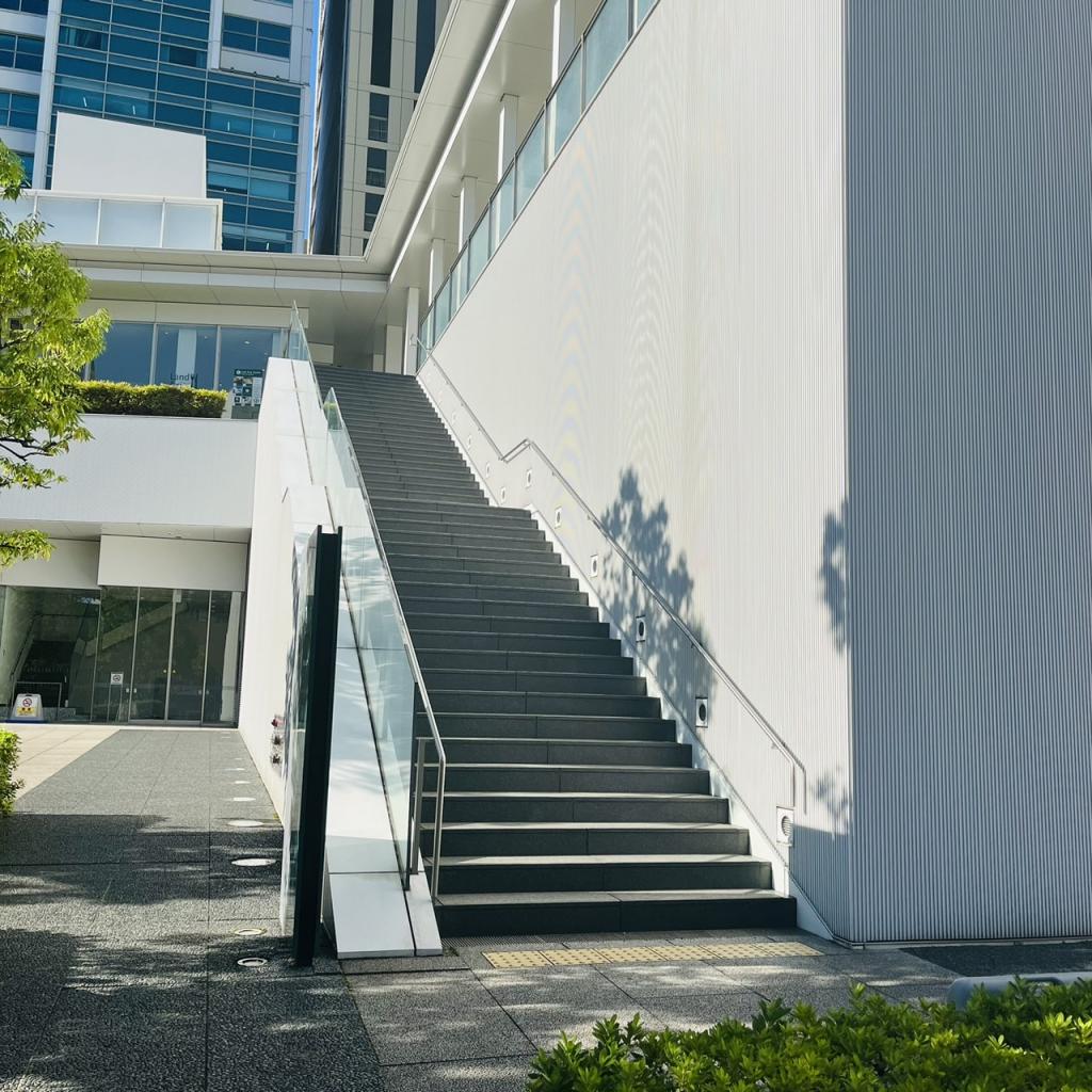 明治安田生命さいたま新都心ビルの階段