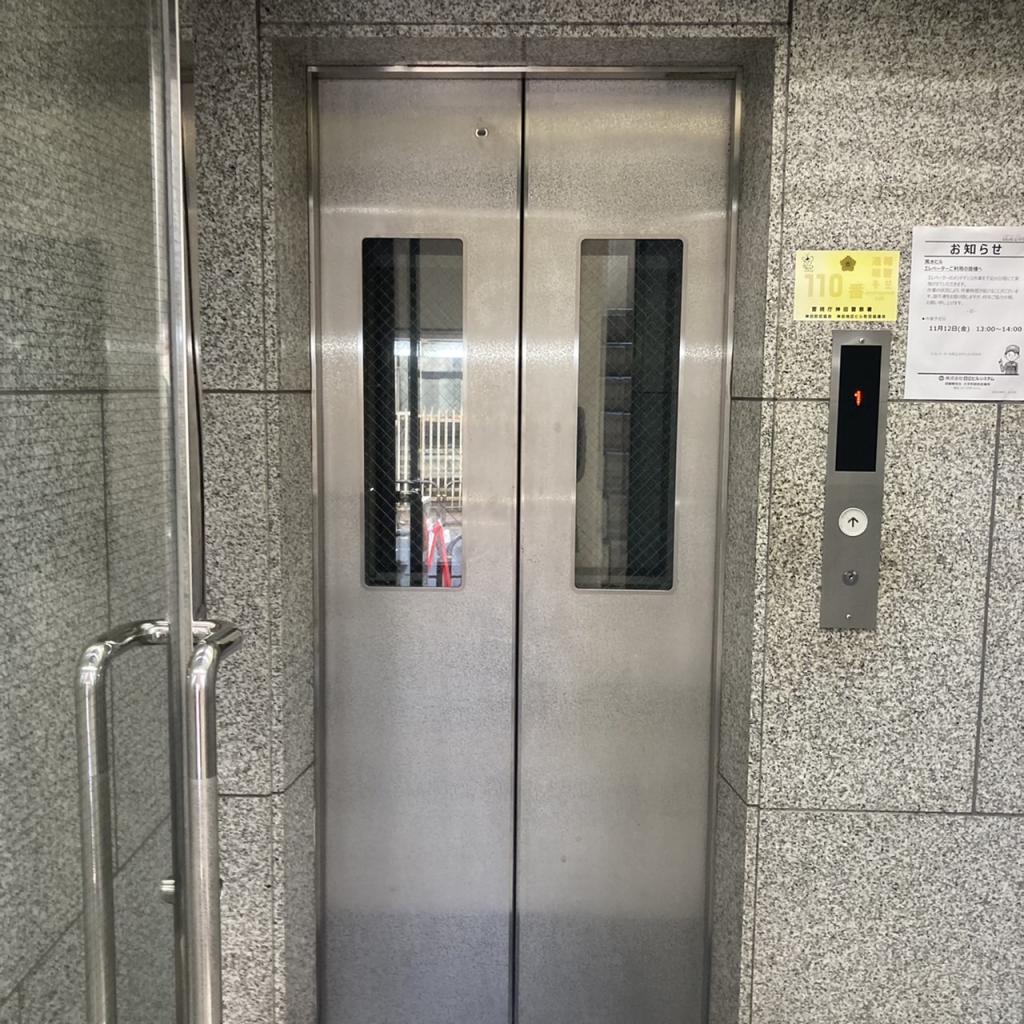 萬水（マンスイ）ビルのエレベーター