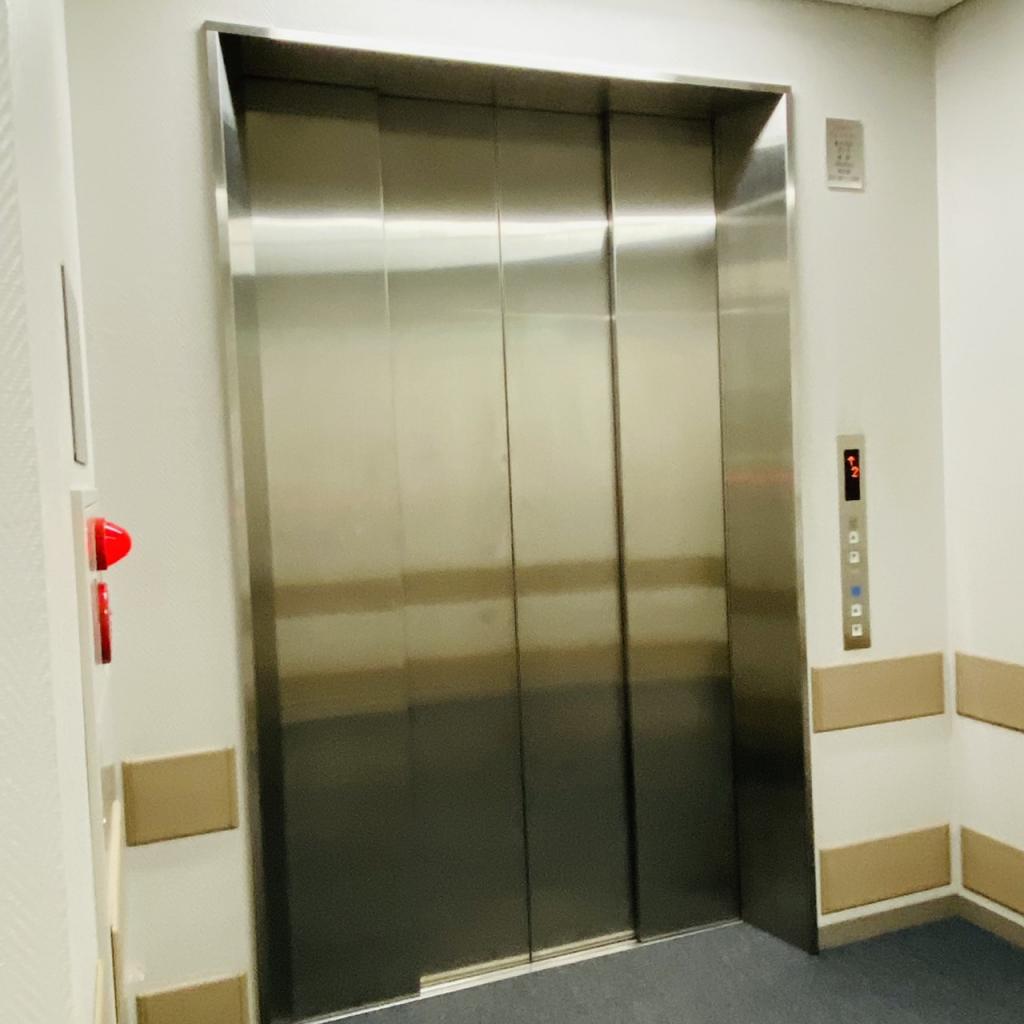 新丸の内センタービルの貨物用エレベーター