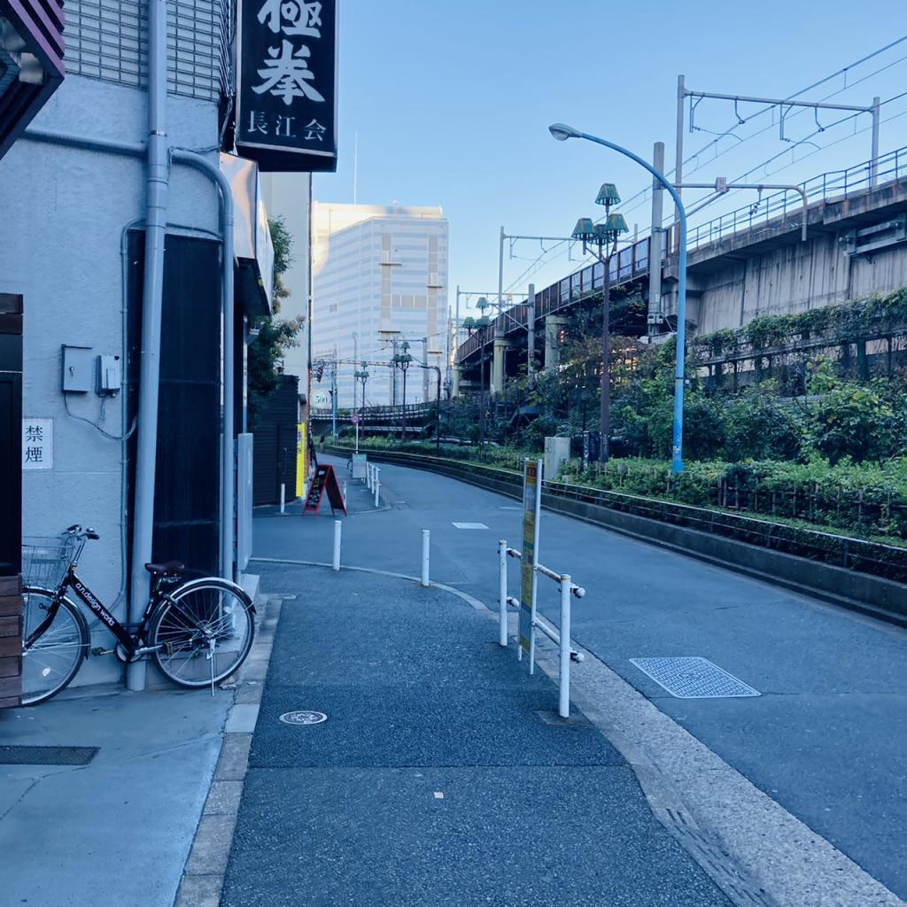 新宿ＷＥＳＴ ＣＯＵＲＴのビル前面道路