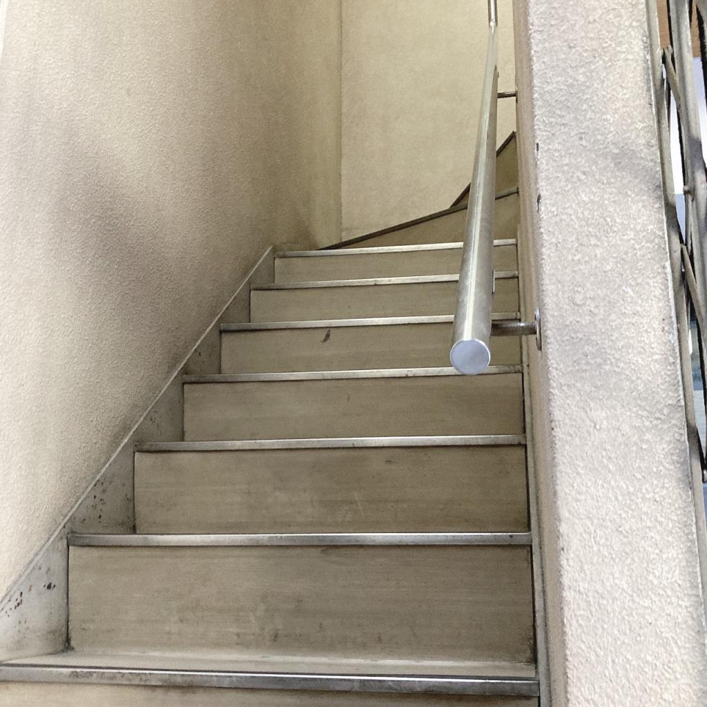 金井ビルのオフィス階段