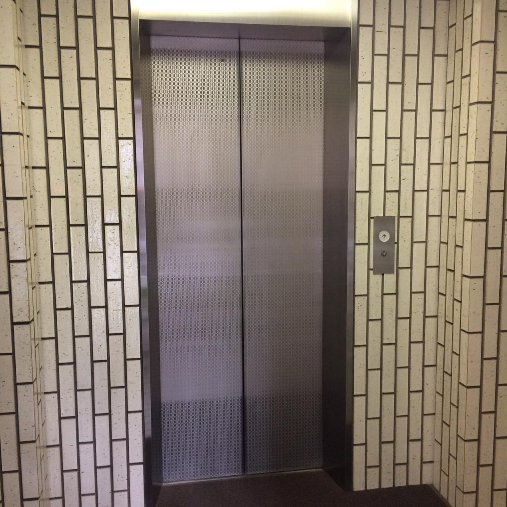 カメダビルのエレベーター