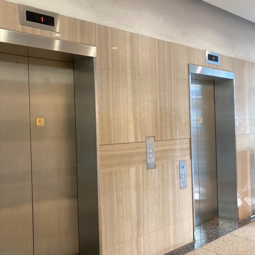 千葉駅前ビルのエレベーター