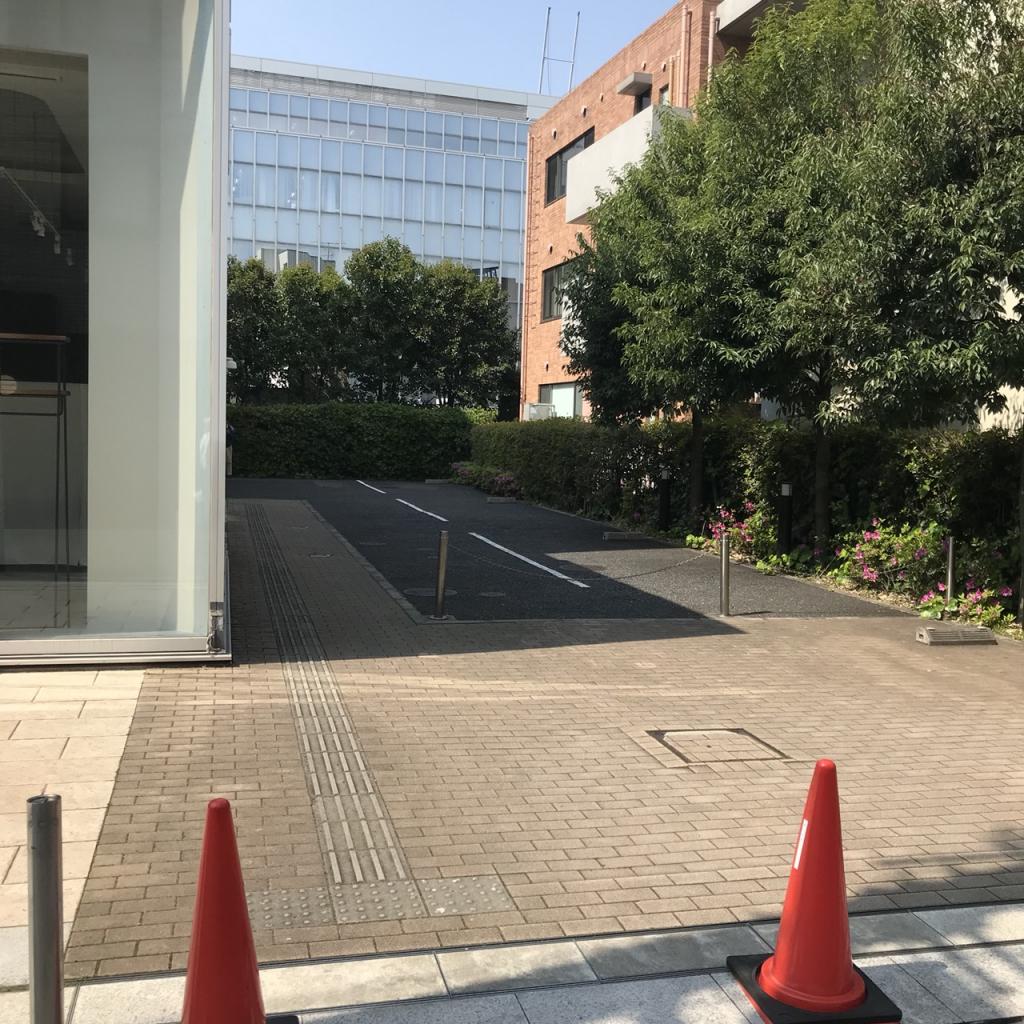 青山学院アスタジオのビル前面道路