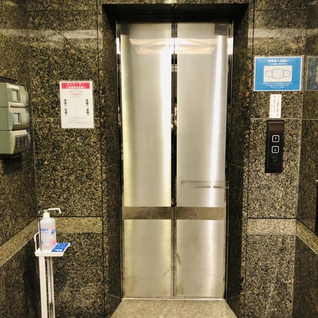新橋東和ビルのエレベーター